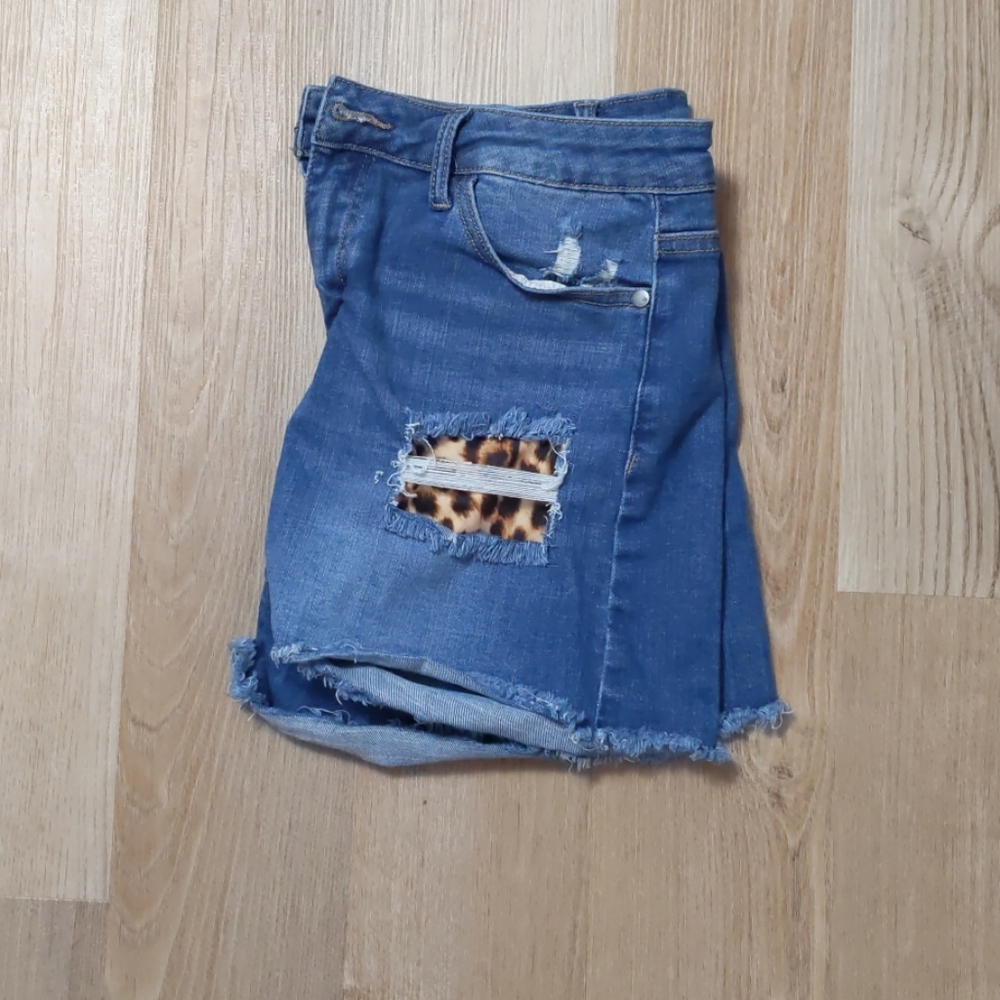 EUC Judy Blue Mid Rise Leopard print shorts size L